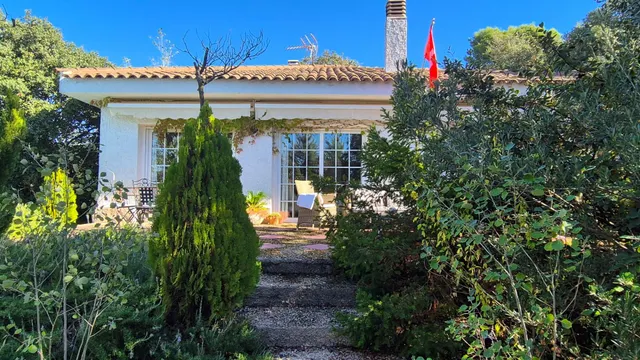 Precioso chalet con espectacular piscina y jardín autóctono — 6