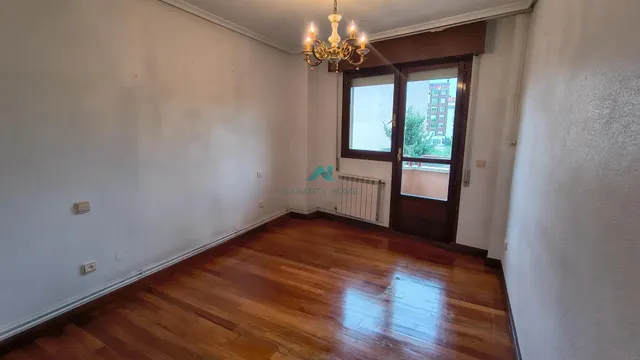 Se vende piso en Los Corrales de Buelna — 38