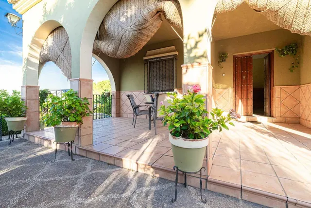 Chalet independiente con piscina privada, amplio jardín y 6 dormitorios en Bollullos de la Mitación — 24
