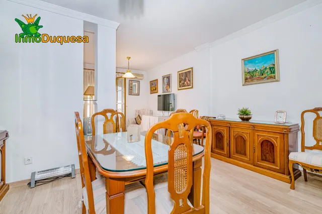 Piso de 4 dorm. con ascensor y Plaza de aparcamiento. Avda. de Madrid. — 11