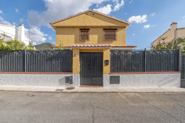 CHALET CON PISCINA Y JARDÍN A SOLO 10 MINUTOS DE GRANADA — 11