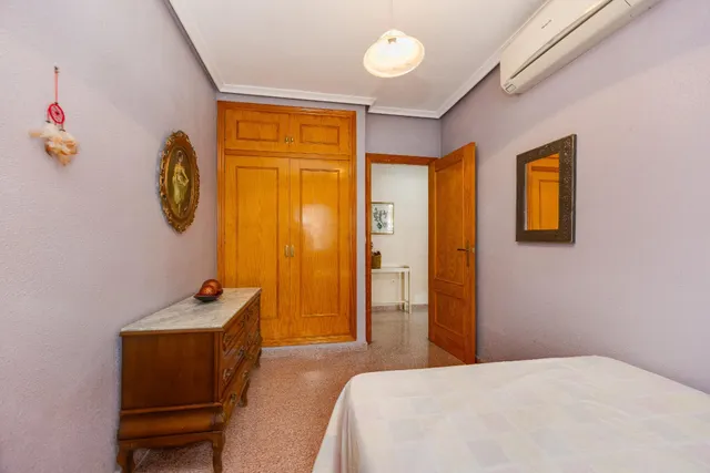 Amplio apartamento de 4 dormitorios en el corazón de Torrevieja — 23