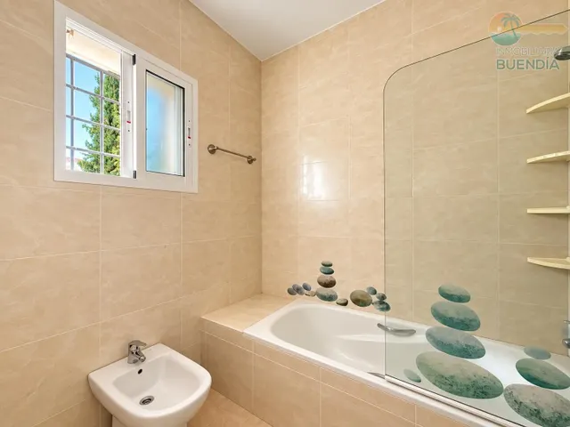 CHALET CON PISCINA EN EL PARETON — 14