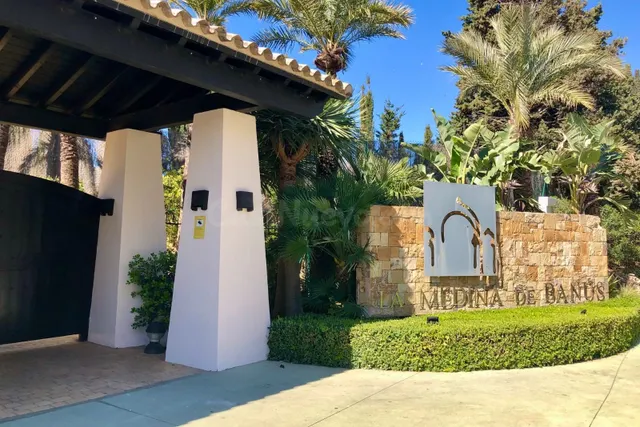 Medina de Banús - Exclusivo apartamento en planta baja con j - foto 3