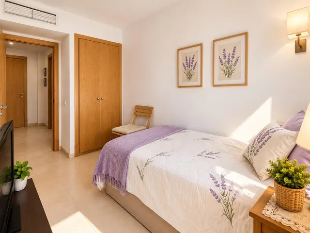 Ático luminoso con piscina comunitaria, parking y terraza privada — 8