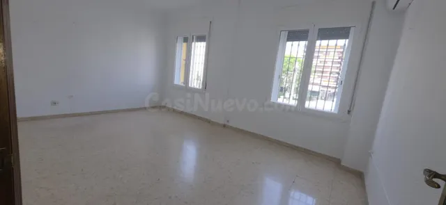 Amplio y Moderno Piso en el Corazón de Sevilla - foto 2