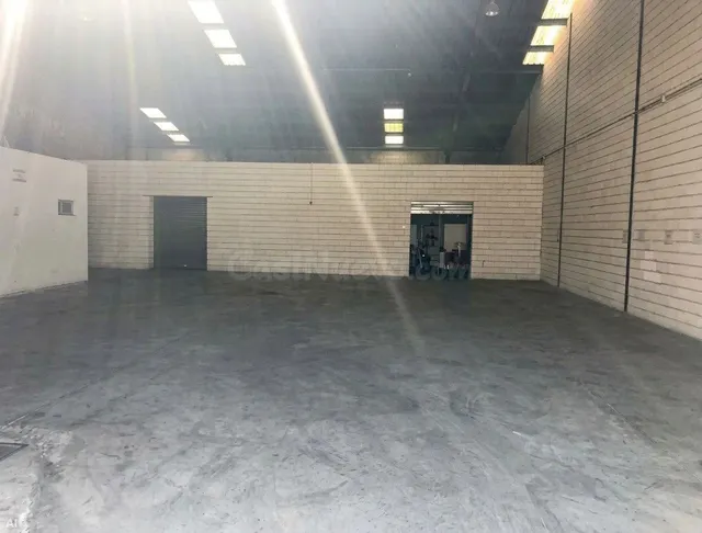 Amplia Nave Industrial de 540 m2 con Despachos y Portón para - foto 5
