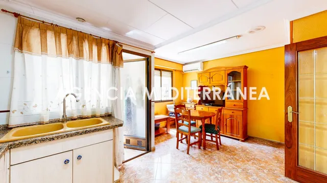 Piso en venta en Torrent, con tres habitaciones y dos baños.
