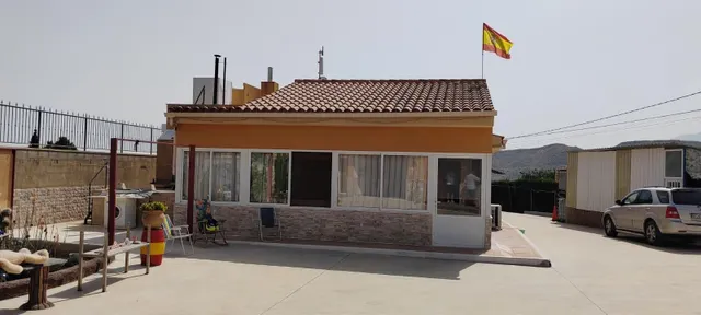 SE VENDE CHALET EN MUY BUENA ZONA PEGADO AL PUEBO Y A 20 MINUTOS DE ALICANTE — 3