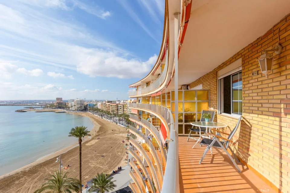 Apartamento en venta en Torrevieja, ubicado en la zona de La Loma, a pocos minutos a pie de la Playa del Cura. Primera línea de mar!