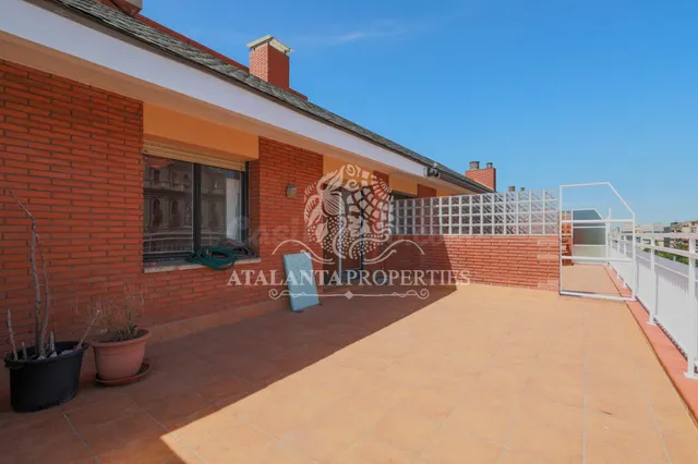 Ático con terraza, vistas despejadas y una luz especial — 3