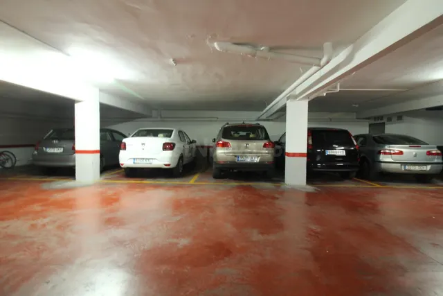 Plaza de parking coche grande en Zona Sant Joan, junto a los