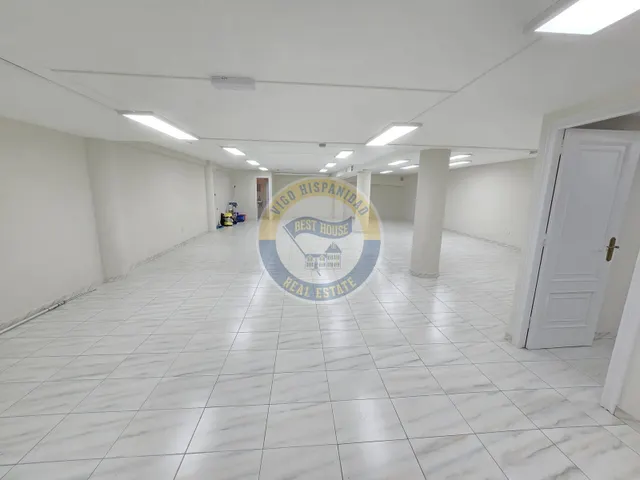Bajo comercial de gran visibilidad — 30
