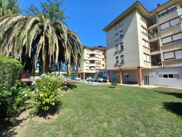 Piso en Torrelavega en urbanizacion privada - foto 2