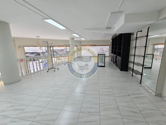 Bajo comercial de gran visibilidad — 2