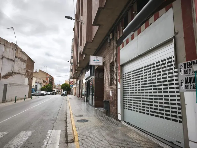 LOCAL COMERCIAL MUY CENTRICO TOTALMENTE ACONDICIONADO DE 200 - foto 2