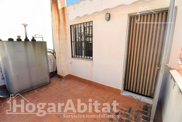 AMPLIA CASA CON TERRAZA Y BALCÓN - foto 3