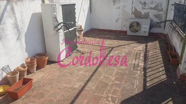 CASA INDEPENDIENTE A 5 MINUTOS DEL AYUNTAMIENTO!!! — 2