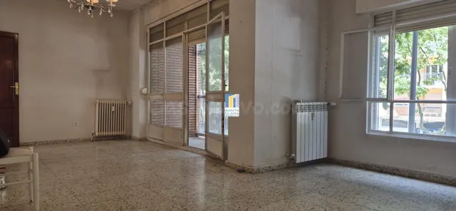 PISO EN VENTA DE 4 DORMITORIOS Y 2 BAÑOS EN ZONA TRES CRUCES