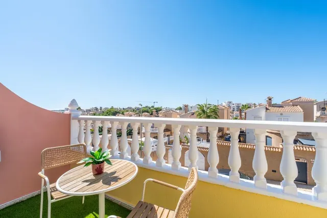 Encantadora vivienda reformada con terrazas, patio privado y piscina comunitaria — 7