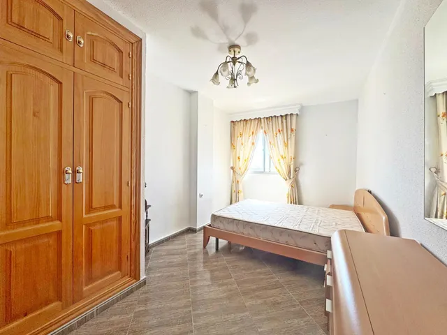 Amplio piso en esquina todo exterior con terraza y vistas al mar junto a Vialia y Avenida de Andalucía. — 28