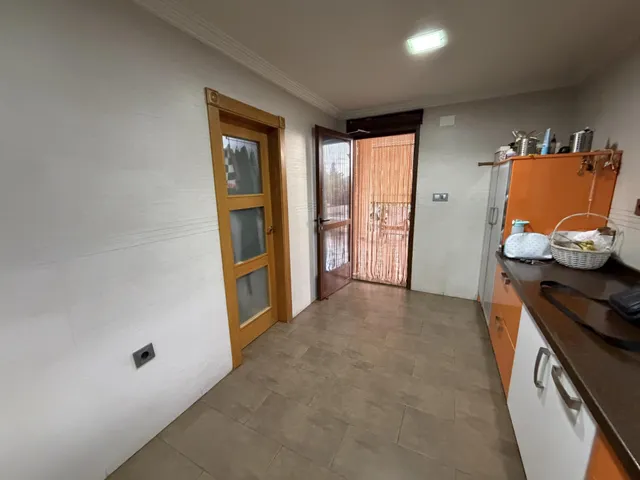 Chalet independiente con 400 m2 construidos, gran parcela y garaje — 34
