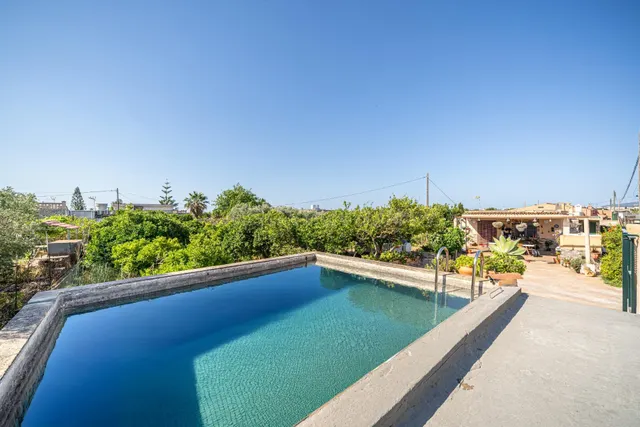 Finca rústica reformada con cédula, porche, piscina y huerto