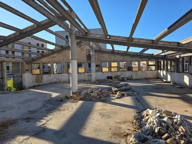 PARCELA DE 2.000 m2 CON EDIFICACIÓN DE 900 m2 — 9