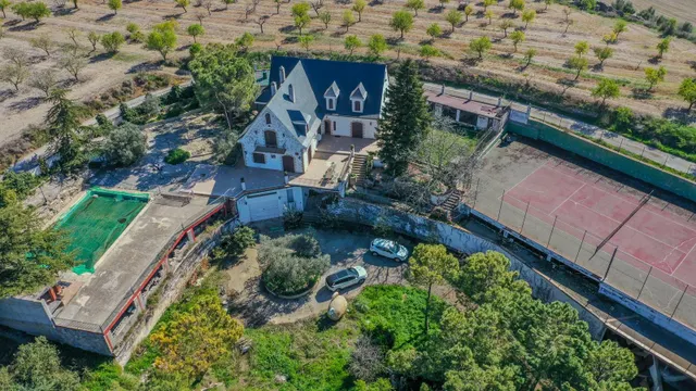 Finca rústica singular en parcela de 2.296 m2 con piscina, amplio garaje y pista de tenis. — 9