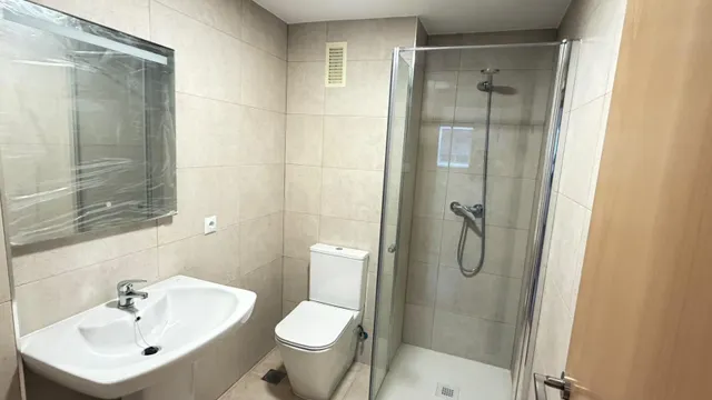 Piso en alquiler de tres dormitorios y dos baños completos. — 6