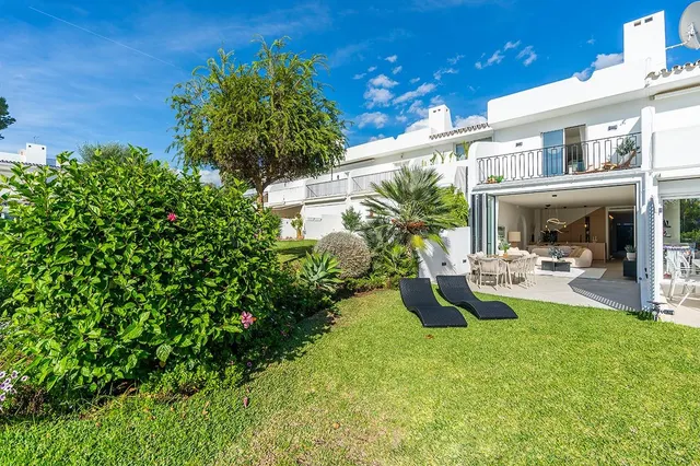 Casa adosada de 4 dormitorios en La Rinconada Valle del Golf - foto 2