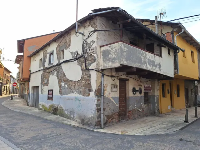 Casa de Pueblo en el Centro Histórico de Bembibre para Reformar — 5