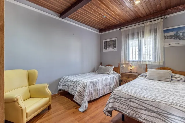 Chalet independiente con pozo propio y placas solares — 21