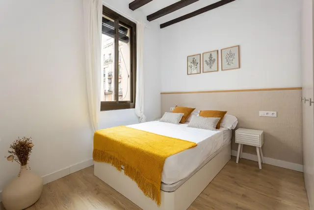 Piso reformado con 2 dormitorios y mobiliario a estrenar en el Raval, Barcelona — 15