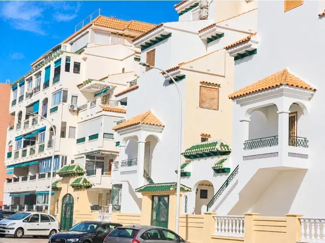 ¡Apartamento en venta a tan solo 300 metros de la playa de L - foto 2