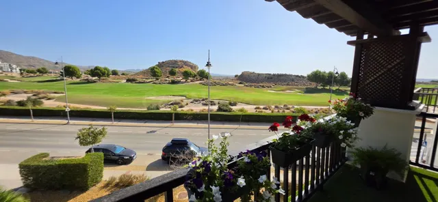 AMPLIO APARTAMENTO CON VISTAS AL GOLF Y 3 PLAZAS DE GARAJE – - foto 3