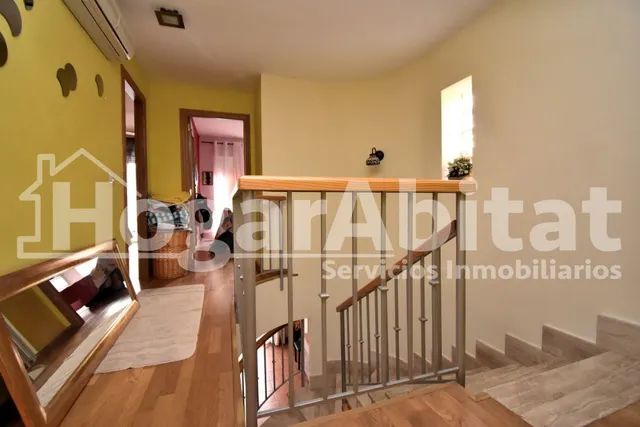 ADOSADO SEMINUEVO CON PISCINA, 2 TERRAZAS Y AMPLIO GARAJE — 35