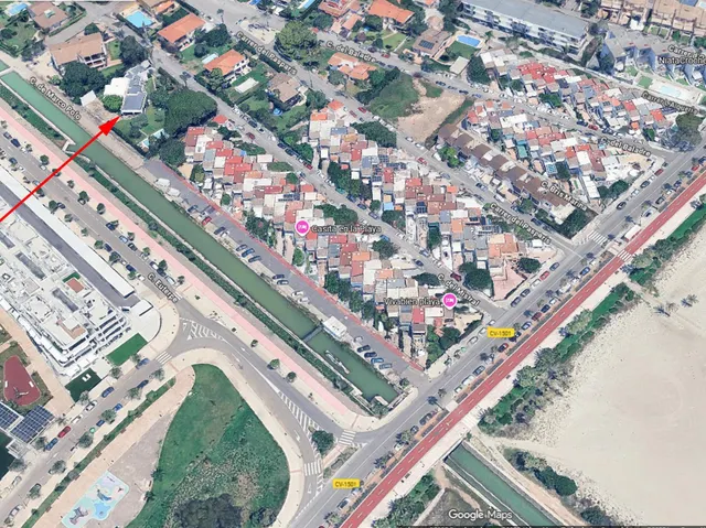 Se vende villa próxima al término municipal de Benicàssim, muy cerca de la playa. La casa está sobre una parcela de 1.889 m2, de la cual saldrían 3 parcelas de 629 m2 en caso de querer dividir el — 18