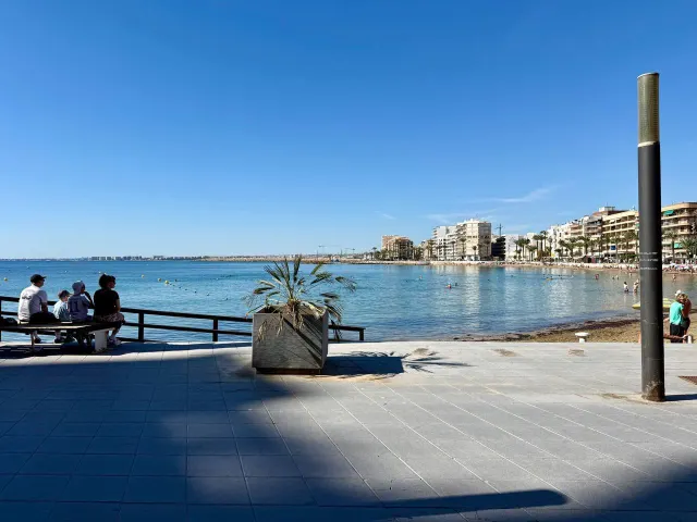 Apartamento reformado de 2 dormitorios en primera línea de Playa del Cura con vistas laterales al mar — 7