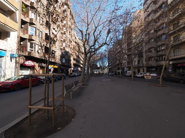 SE VENDE LOCAL COMERCIAL EN MANRESA, ZONA PASSEIG PERE III — 12