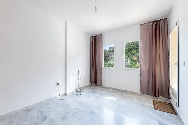 Piso reformado con gran terraza al sur, vistas verdes, garaje y piscina en Benalmádena Pueblo — 8