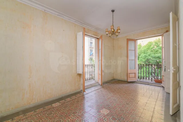 Espectacular vivienda esquinera con siete balcones frente al Mercat del Born — 2