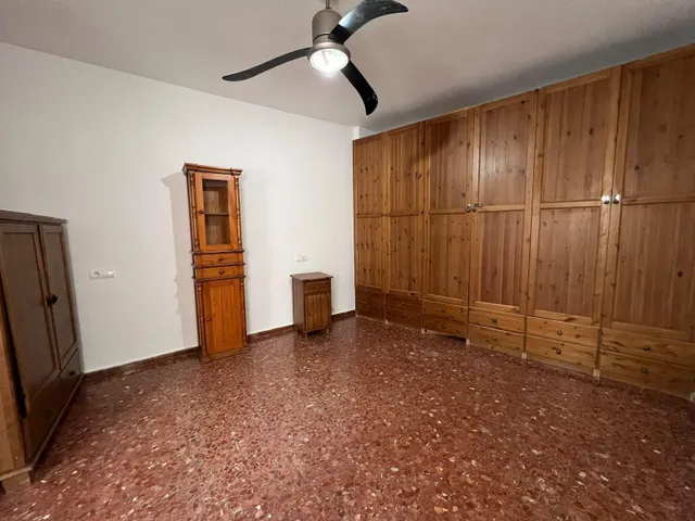 Amplio piso en alquiler en Plaza San Rafael, Córdoba — 28