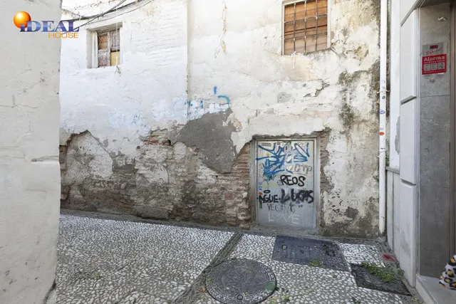 Edificio histórico junto a Plaza Larga, en el corazón del Albaicín (Granada) — 13