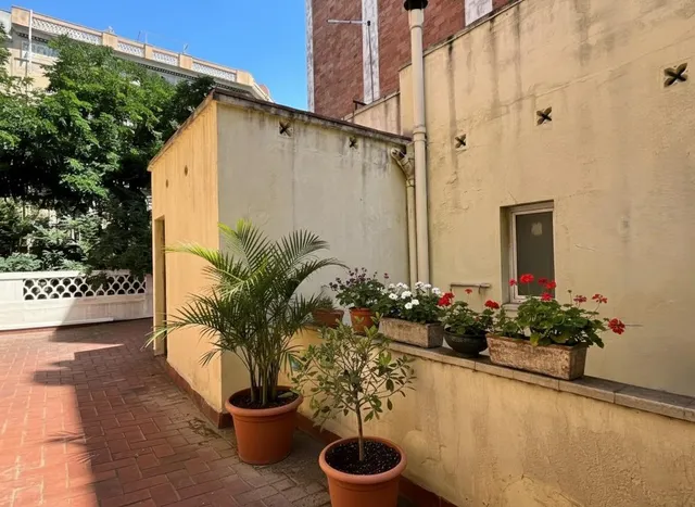 EDIFICIO JUNTO MERCAT DE SANT ANTONI — 18