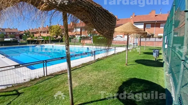 CHALET ADOSADO EN VILLARES DE LA REINA