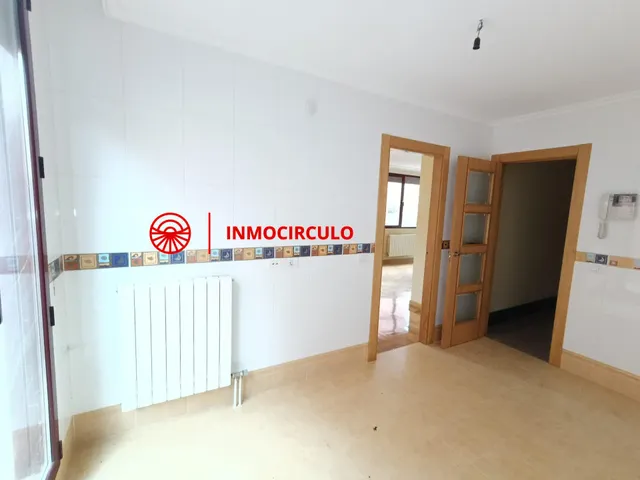 Exclusivo Chalet Pareado Junto al HUBU: Tu Oasis Urbano en Burgos — 9