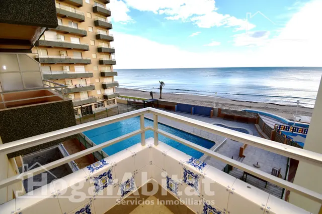 Vistas al mar en primera línea y terraza en este luminoso apartamento exterior en la playa del Mareny Blau — 15