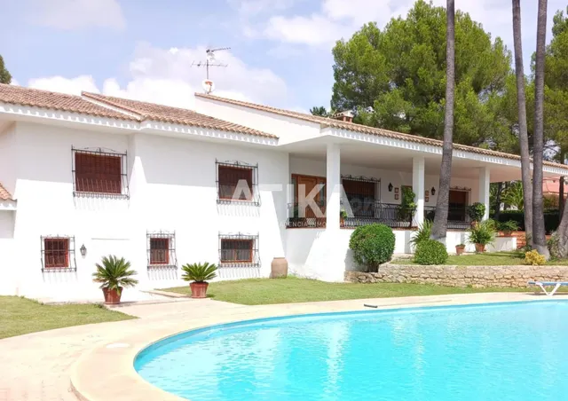 CHALET EN ONTINYENT CON PISCINA, JARDÍN Y AMPLIOS ESPACIOS