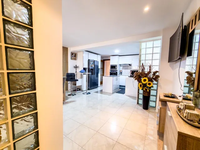 EXCELENTE PISO EN CANALS LISTO PARA ENTRAR A VIVIR - foto 2